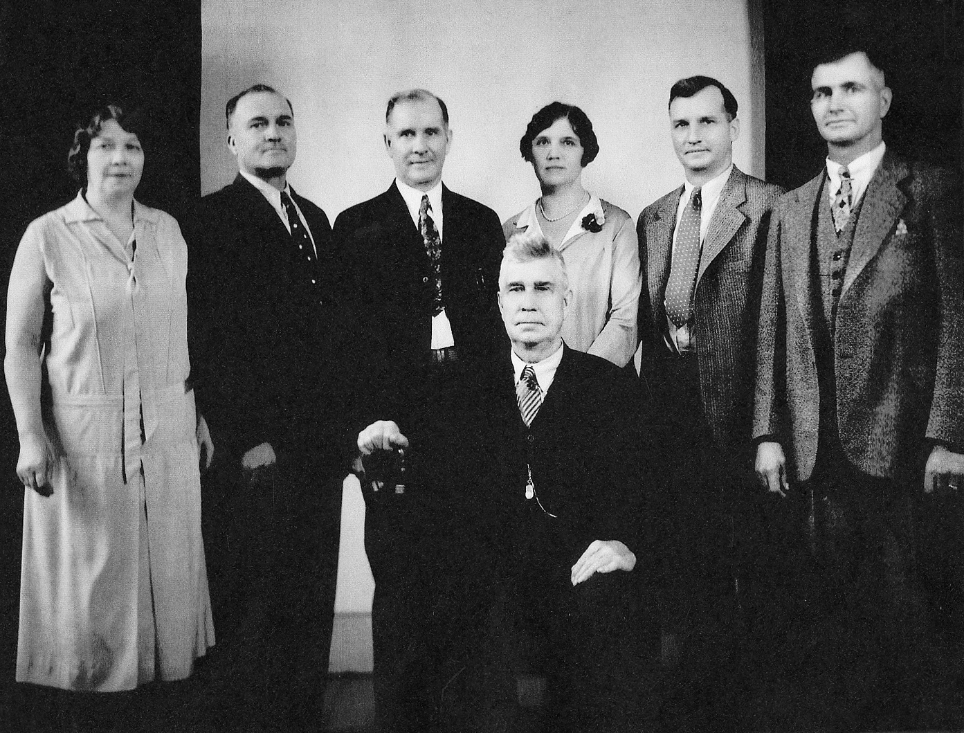 George Chandler is seated in the middle. Behind him are his six children:
Lula, Marvin, Charles, Jessie, Winifred, Herbert.