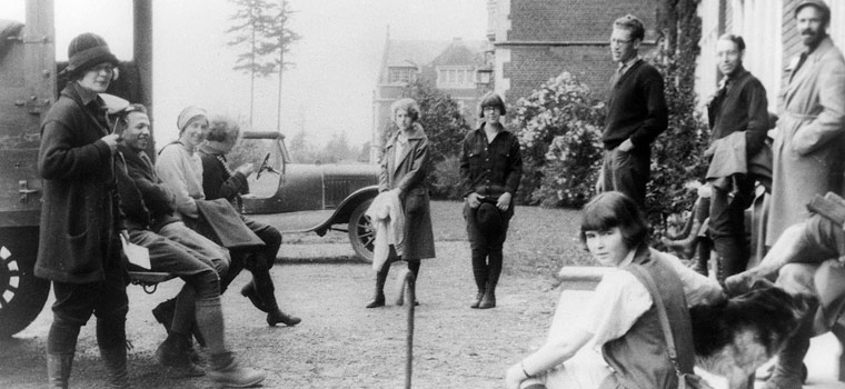 Students in front of Eliot Hall, 1926