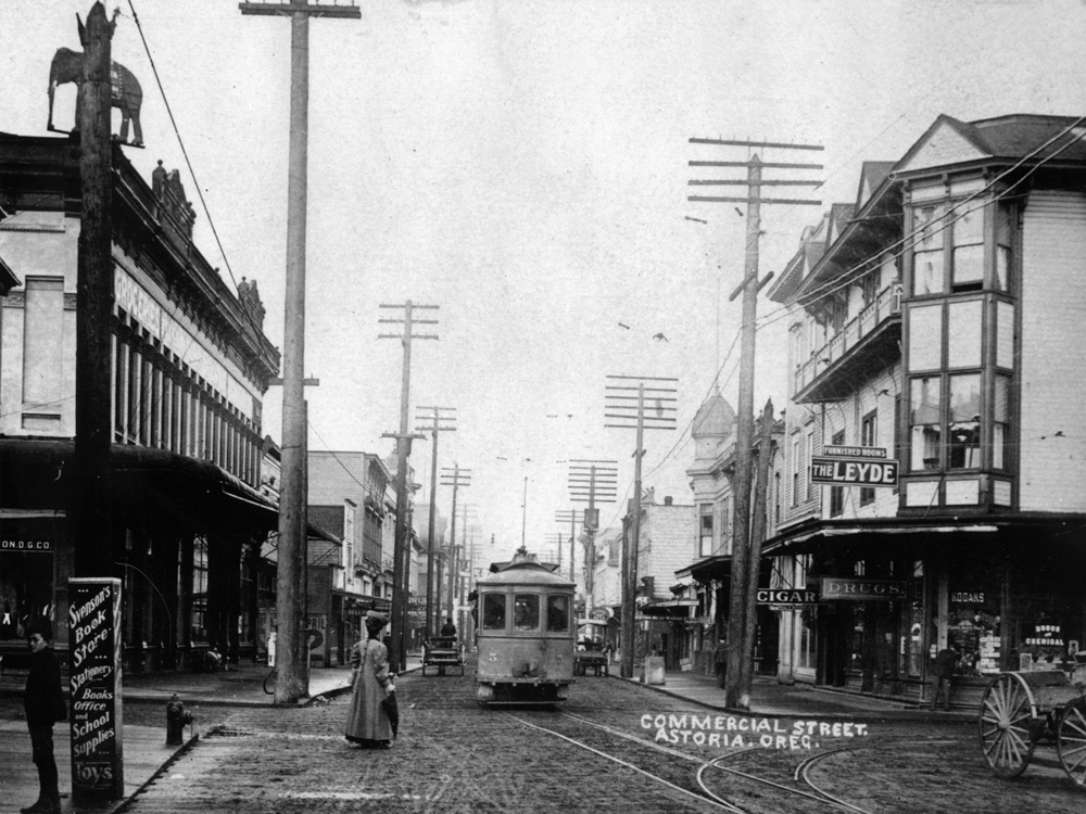 Astoria Street Railway No. 5 at 14th and Commercial Sts., about 1905.