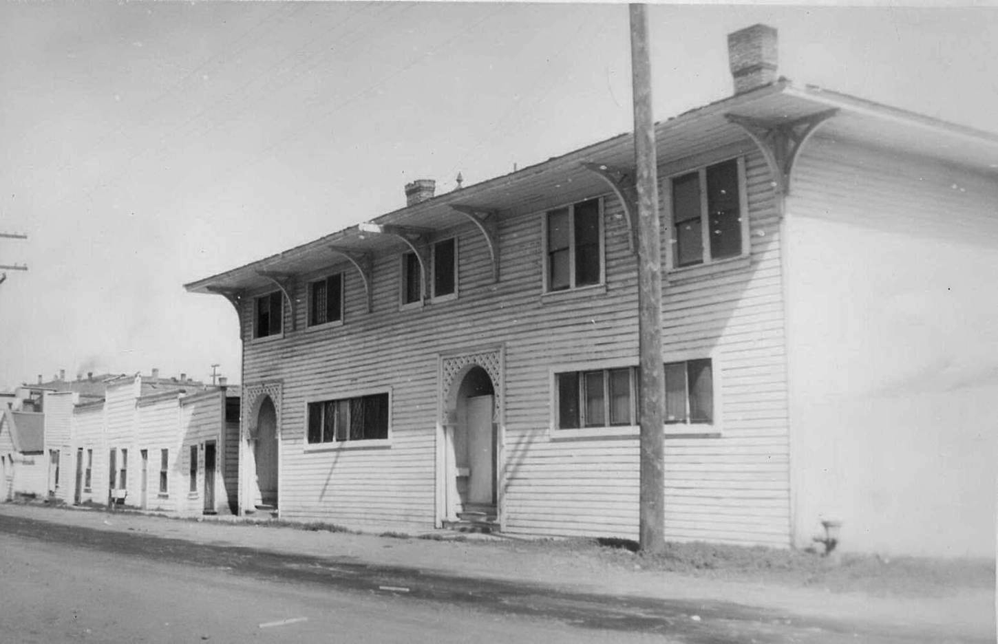 Apartments on N. side of Auburn St., Baker City, about 1925.