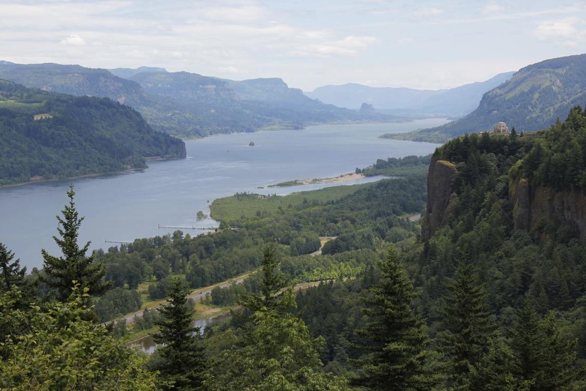 Vista House sits on the right.