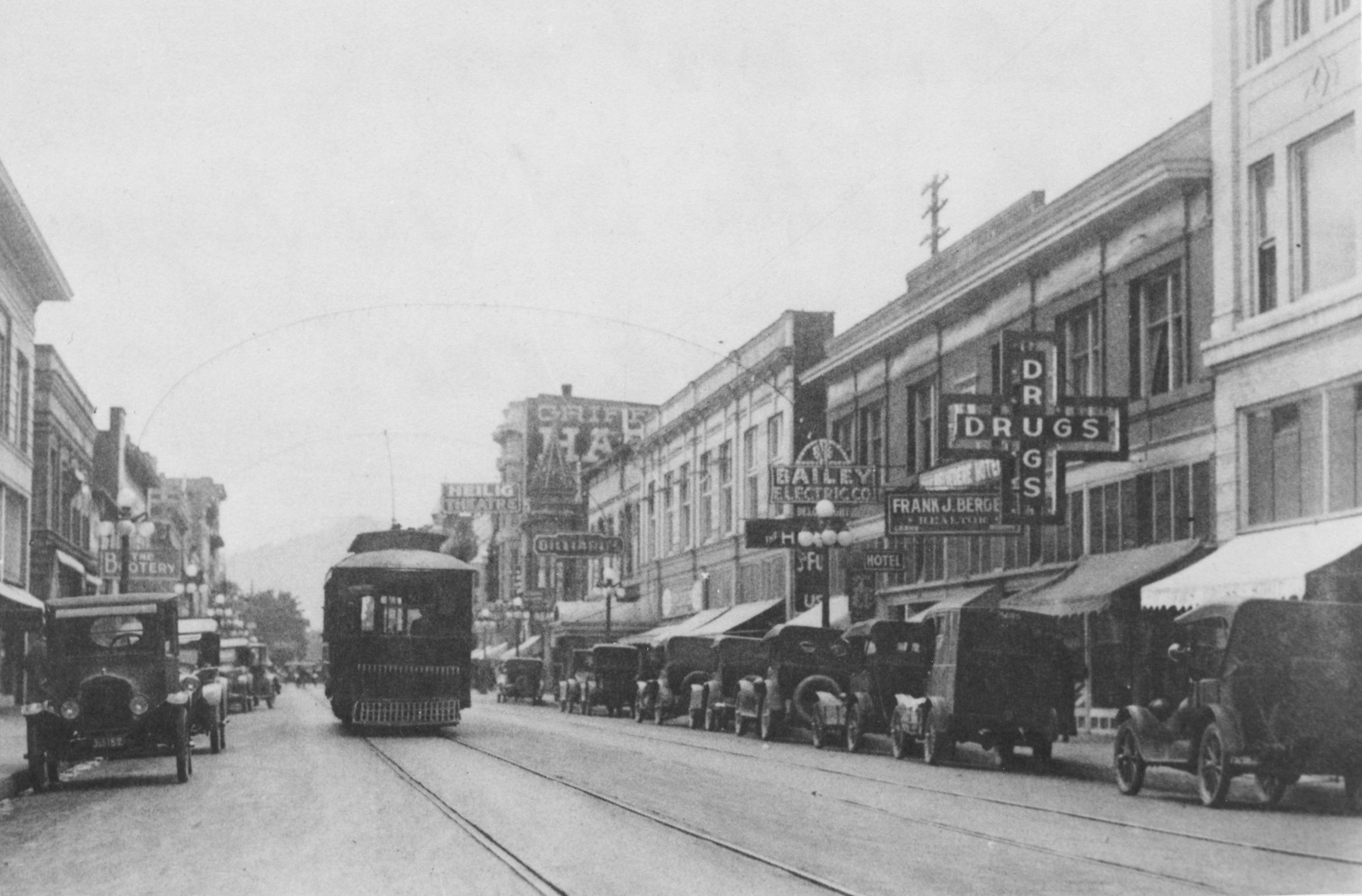 Streetcars along Willamette Blvd. in Eugene, looking west, 1923.