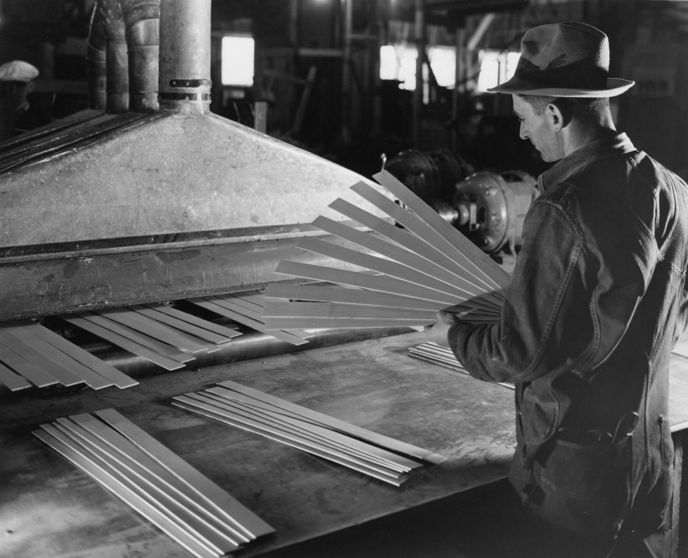 Sanding spliced slats at the Evans Products Co., Portland.