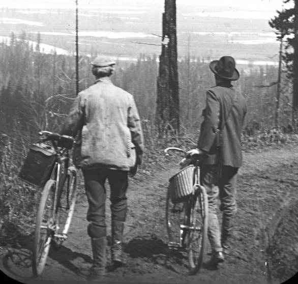 Herman Bohlman (l) and William L. Finley, about 1905.