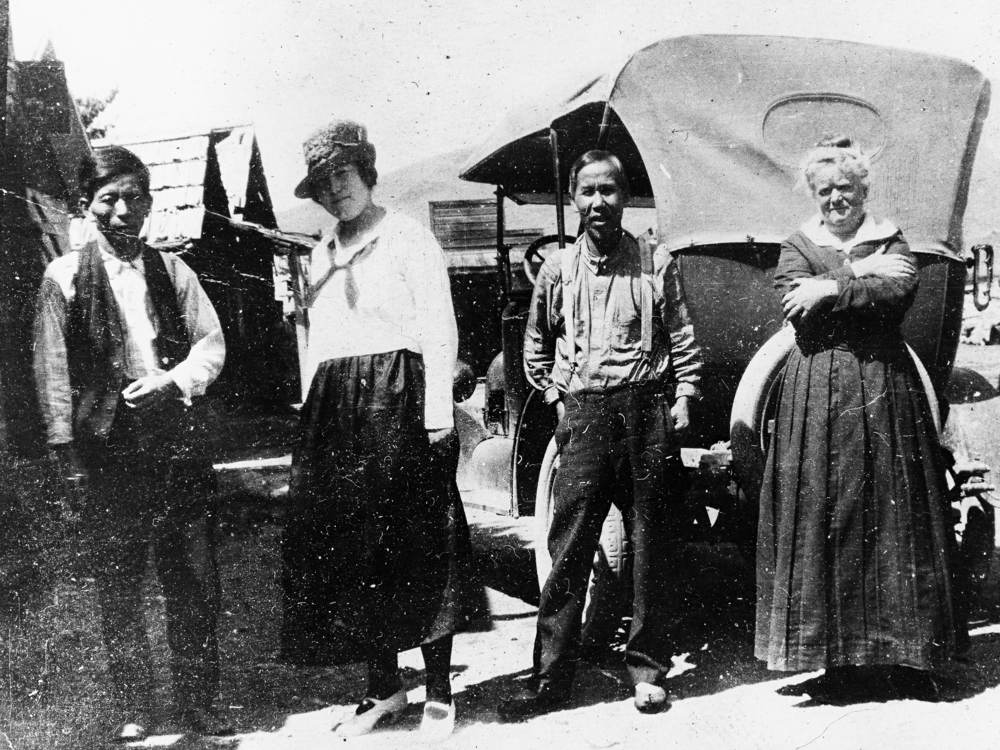 Lung On & Ing Hay with unidentified women, John Day.