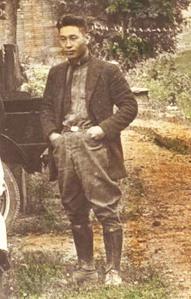 Tamakichi Ogura at hop yard near Independence, 1922.