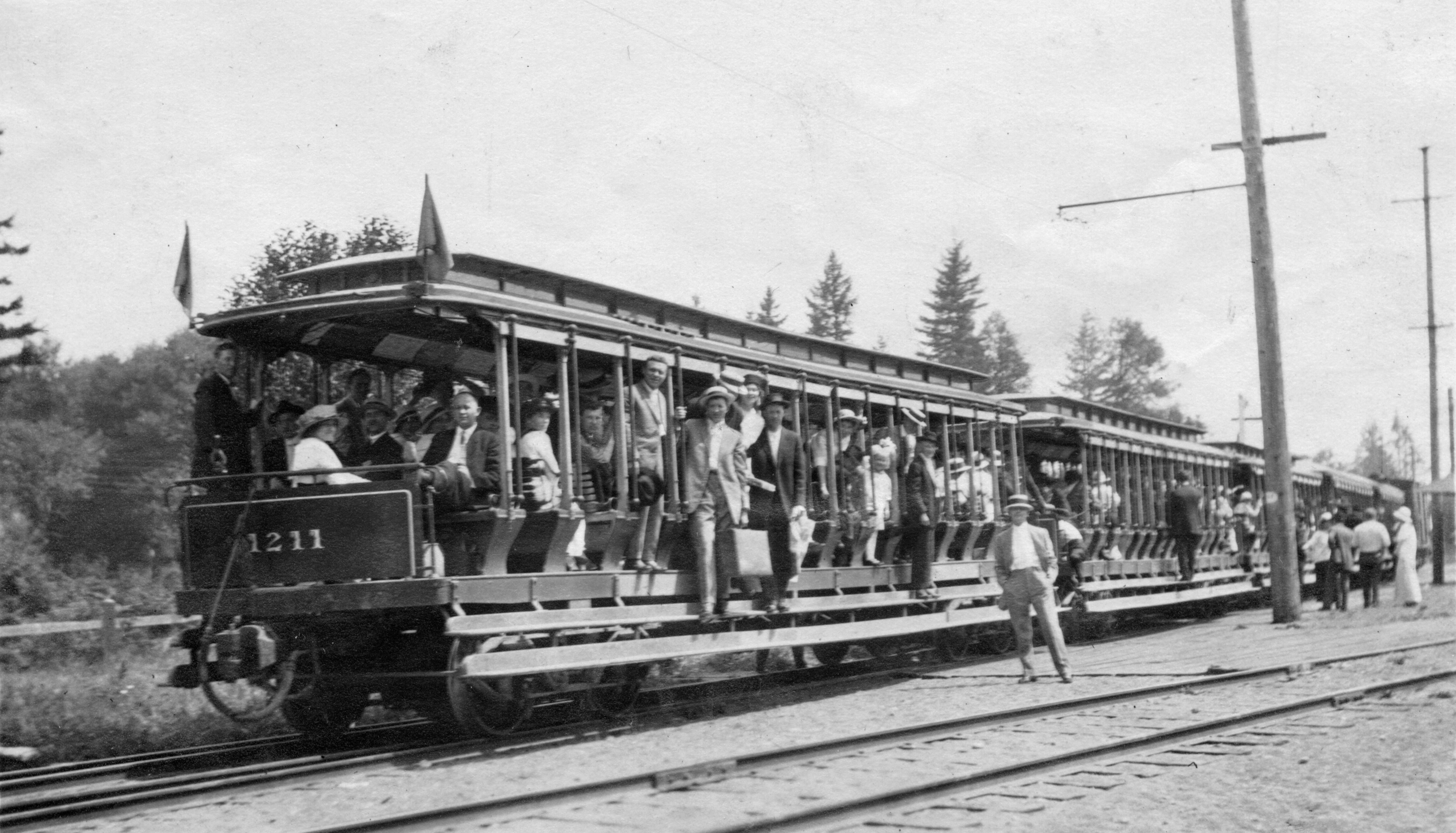 Excursionists on Springwater Division of Estacada Line, 1910s.