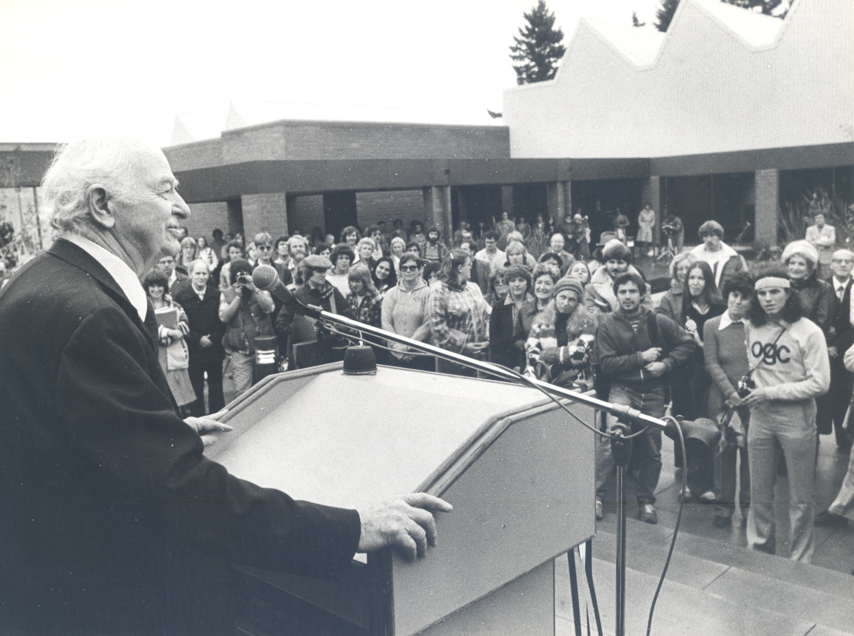 Linus Pauling presenting at the dedication of the Linus Pauling Science Center, Clackamas Community College, 1981.