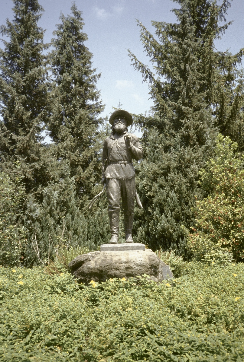 Alexander P. Proctor, "Pioneer," once near Johnson Hall, Univ. of Oreg., June 1986. The statue is now in storage.