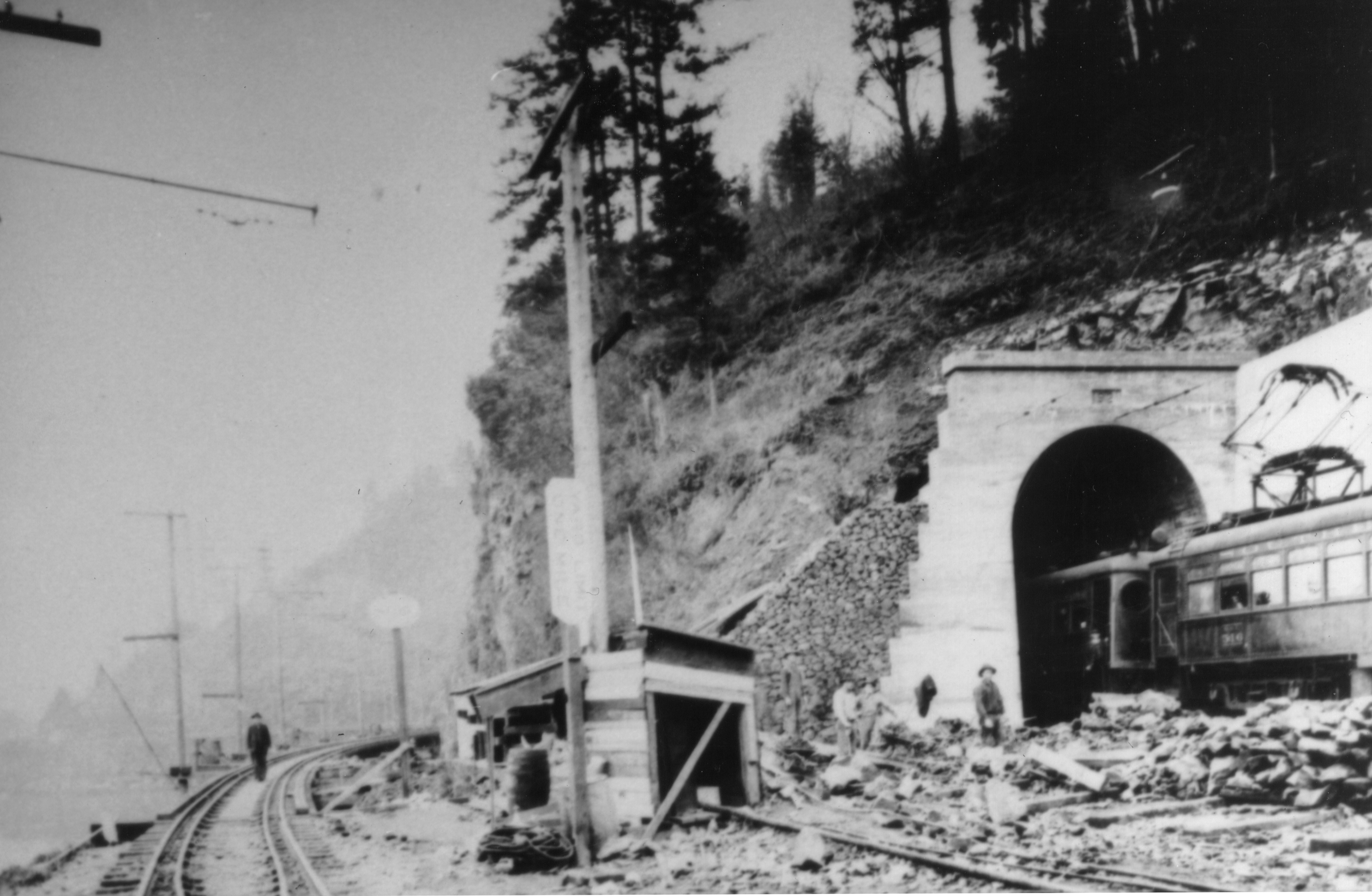 Red Electric train through lk Rock Tunnel near Oswego, 1921.