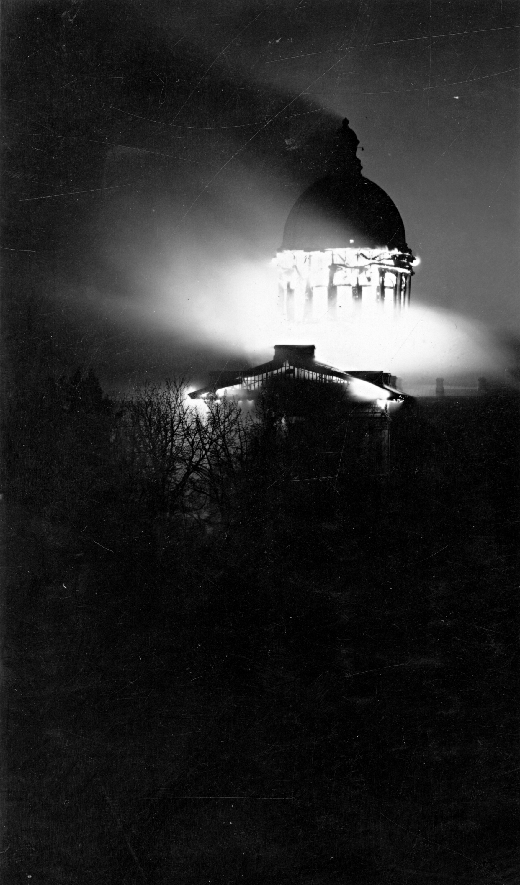 Fire of April 25, 1935, destroyed the 1876 Oregon State Capitol building.