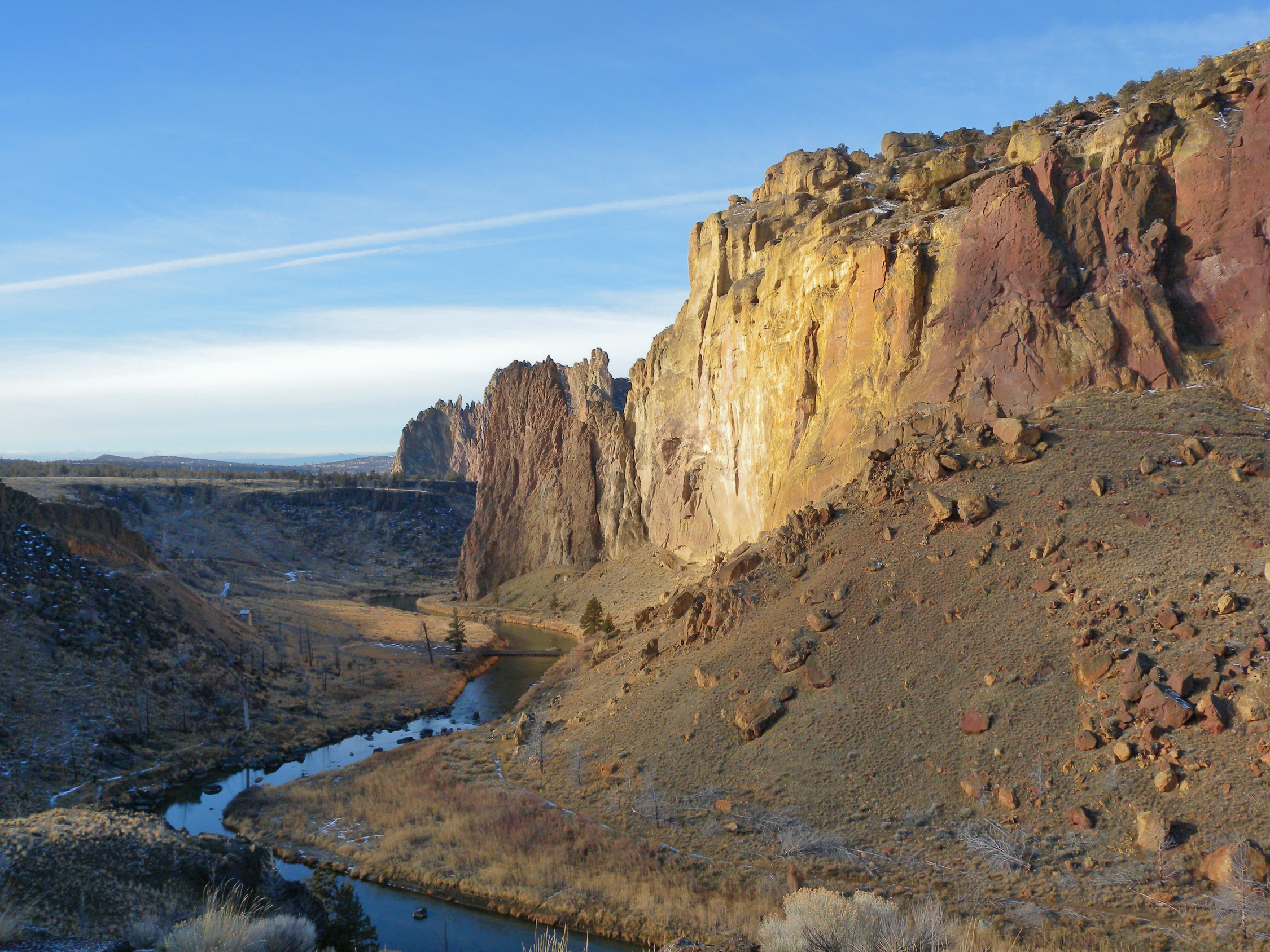 Rhyolite dike intruding the tuff of Smith Rock along the Crooked River.