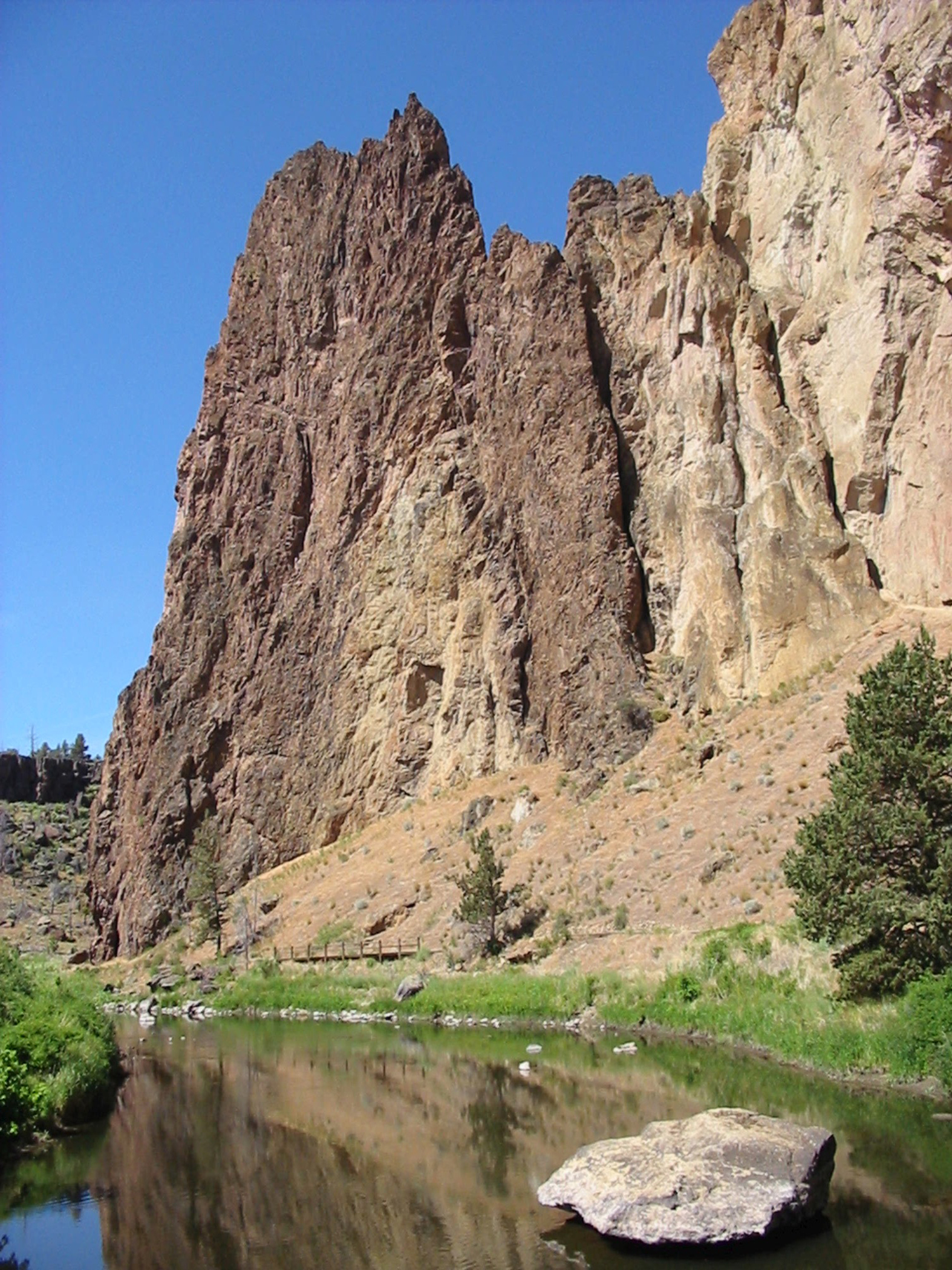 Rhyolite dike intruding the tuff of Smith Rock along the Crooked River. View is looking south from the footbridge.