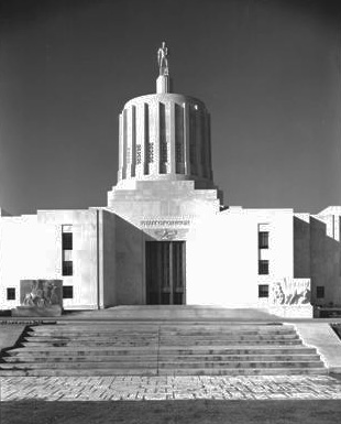 Central block of the State Capitol building, about 1939.