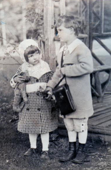 Monroe (r) with sister Ada Louise Sweetland, 1910s.