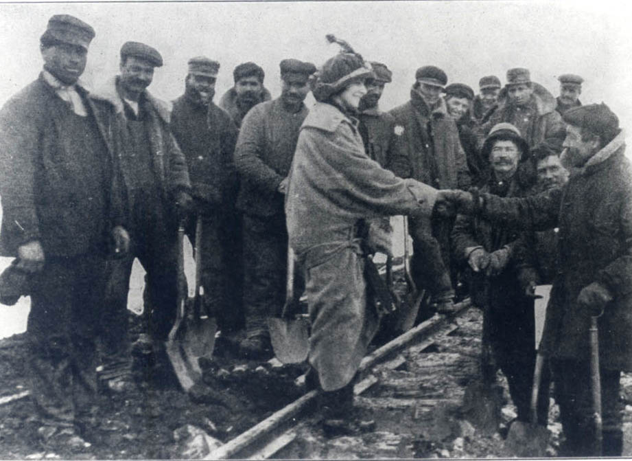 A Greek journalist visits a Greek rail gang in Oregon.